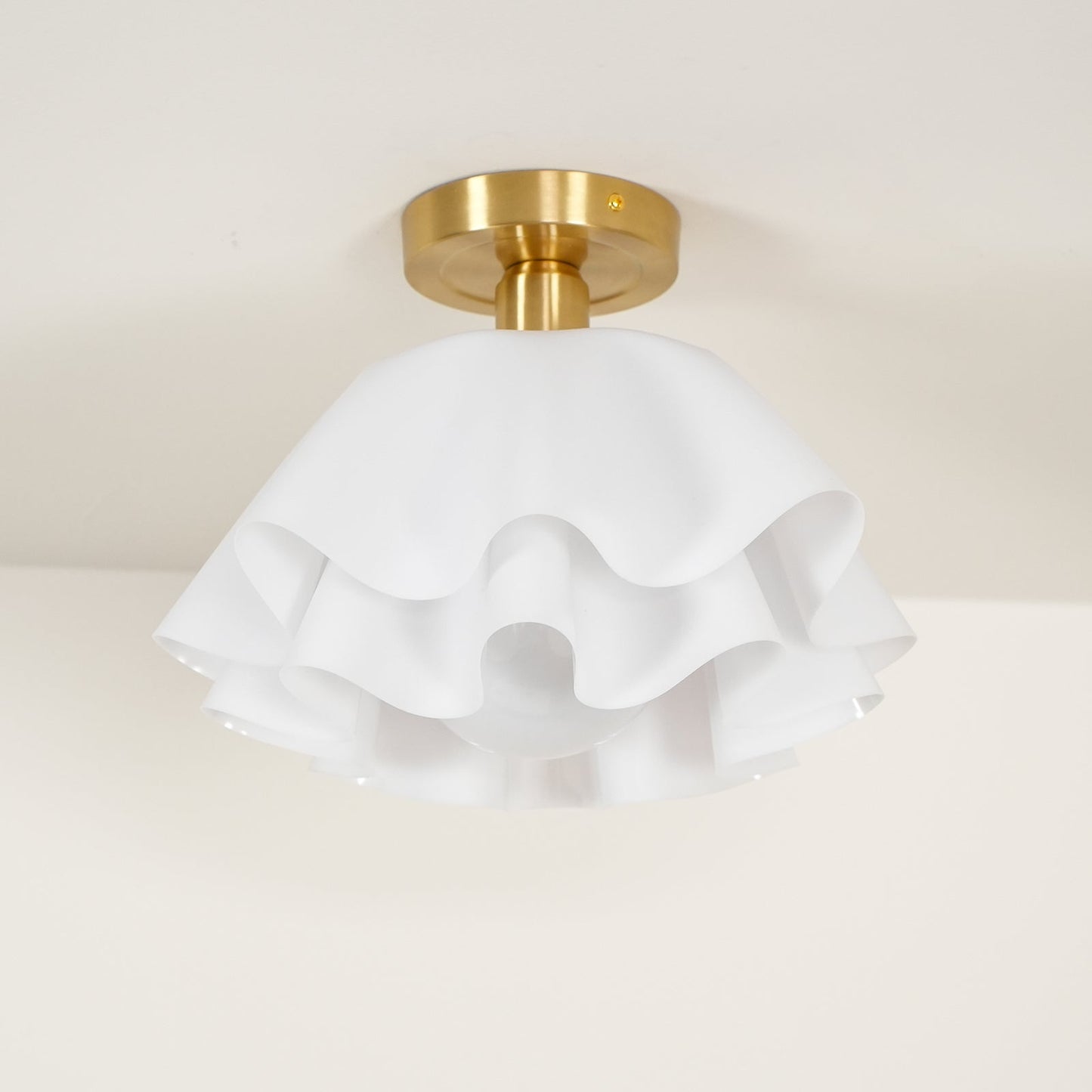 Loftlampe med Blødt Bølgedesign – Elegant & Lys