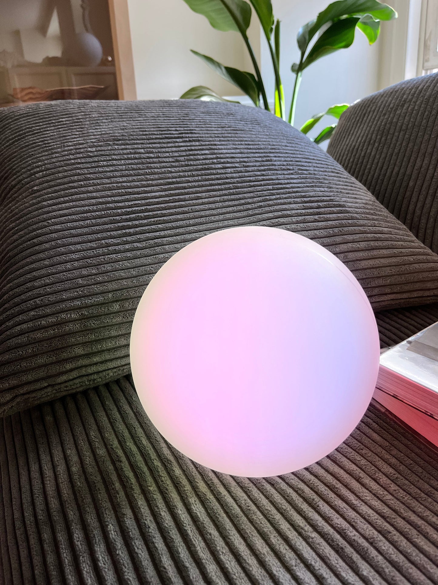 Glødende Kuglelampe – Enkel & Stemningsfuld