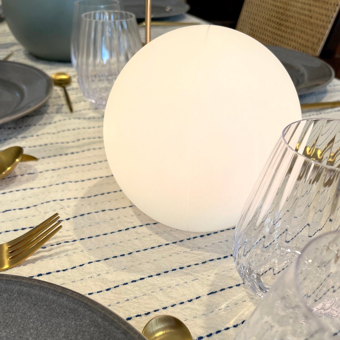 Glødende Kuglelampe – Enkel & Stemningsfuld