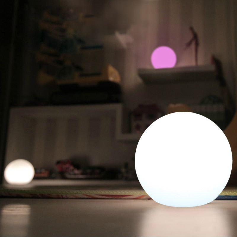 Glødende Kuglelampe – Enkel & Stemningsfuld
