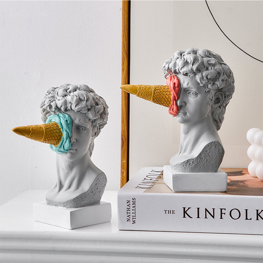 Moderne David-skulptur med isvaffeldekoration