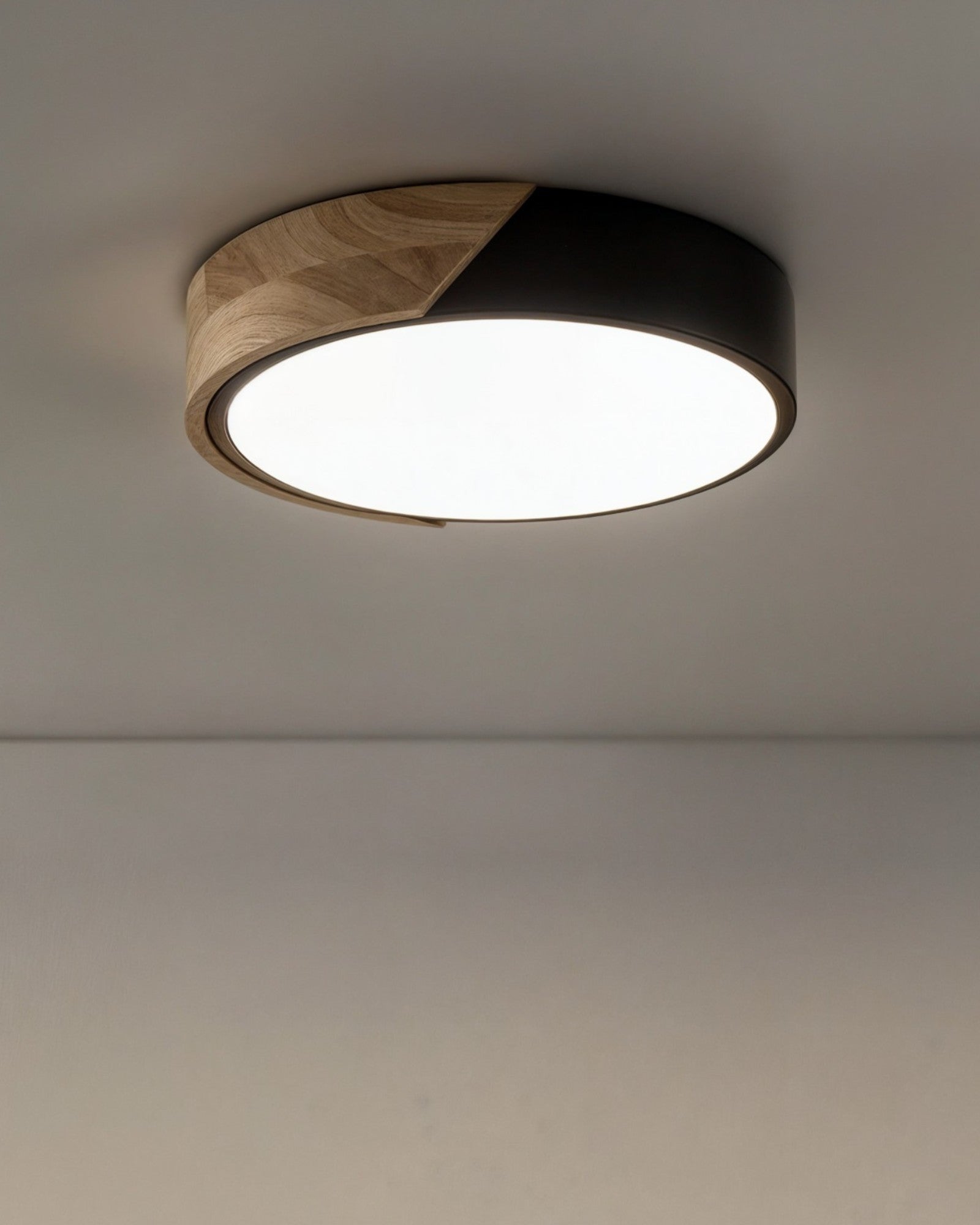 Justerbar træ- og jern LED loftslampe med CCT-indstillinger