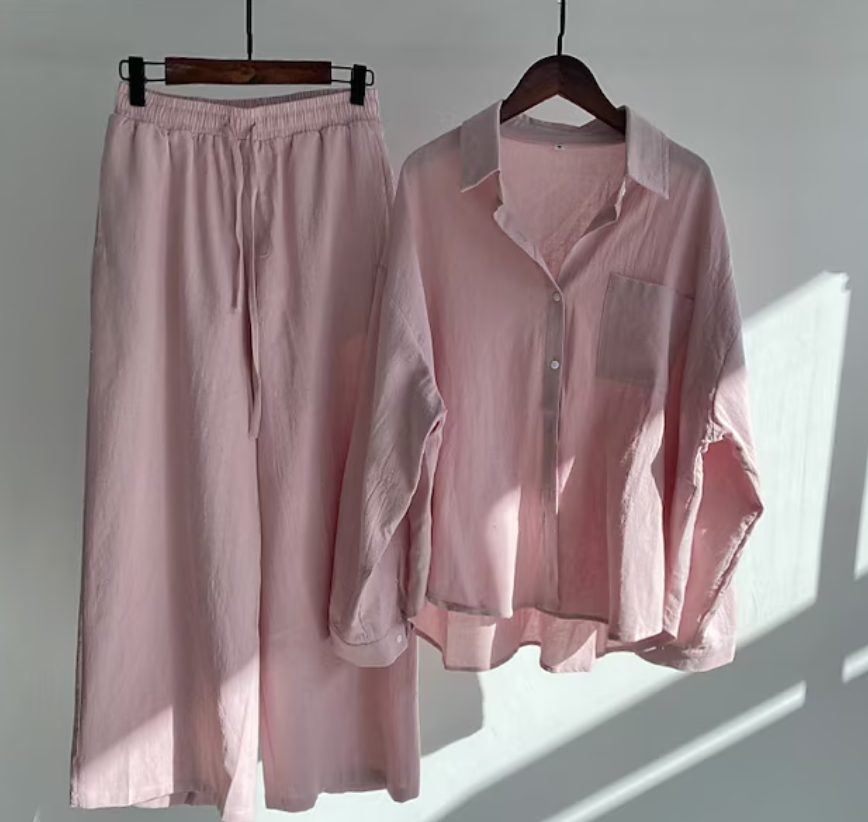 Ubemærket linnedbluse og bukser med vide ben sæt