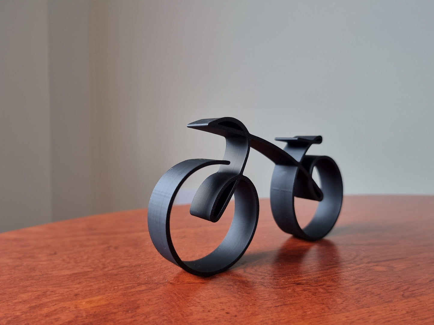 Minimalistisk trådrammescykelskulptur dekoration