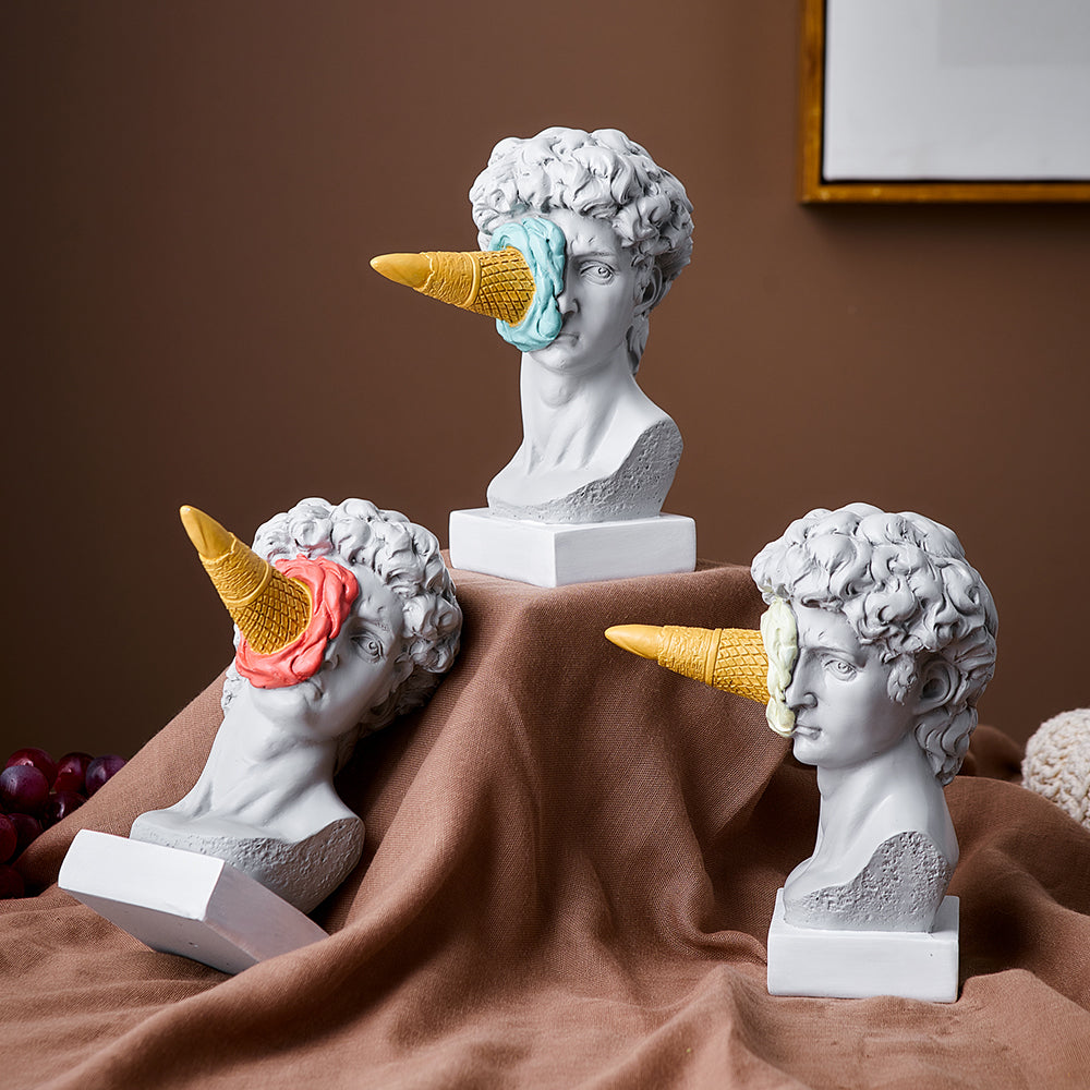 Moderne David-skulptur med isvaffeldekoration