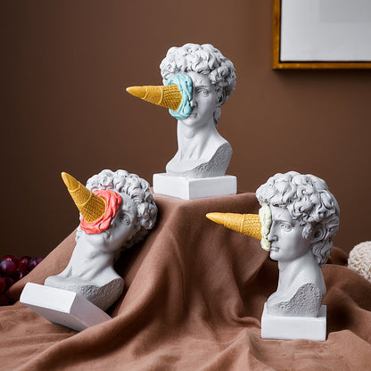 Moderne David-skulptur med isvaffeldekoration
