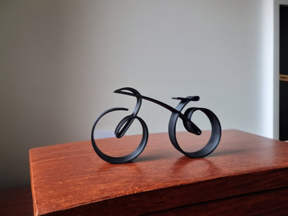 Minimalistisk trådrammescykelskulptur dekoration