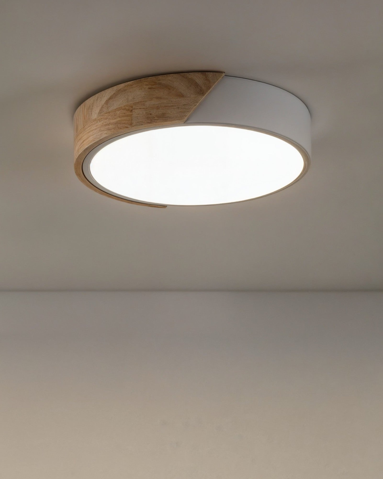 Justerbar træ- og jern LED loftslampe med CCT-indstillinger