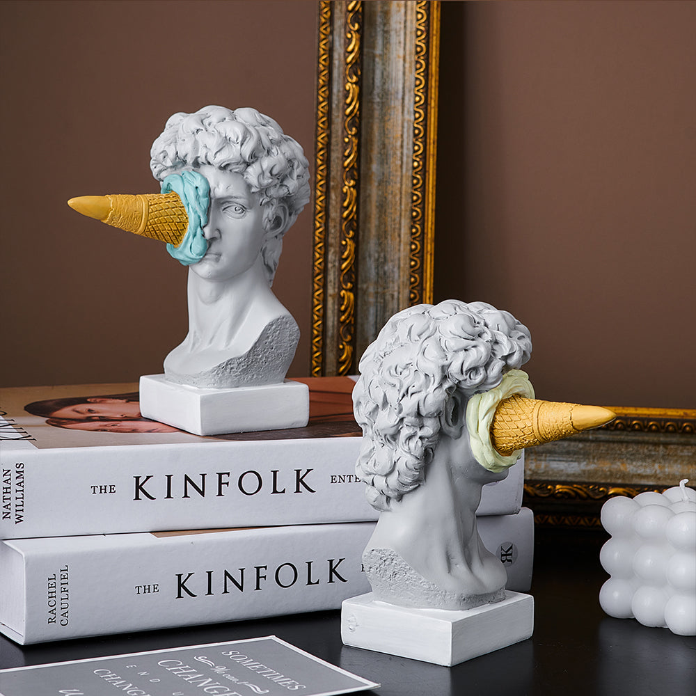 Moderne David-skulptur med isvaffeldekoration