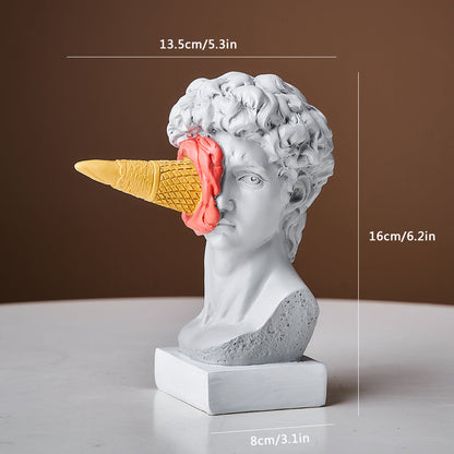 Moderne David-skulptur med isvaffeldekoration