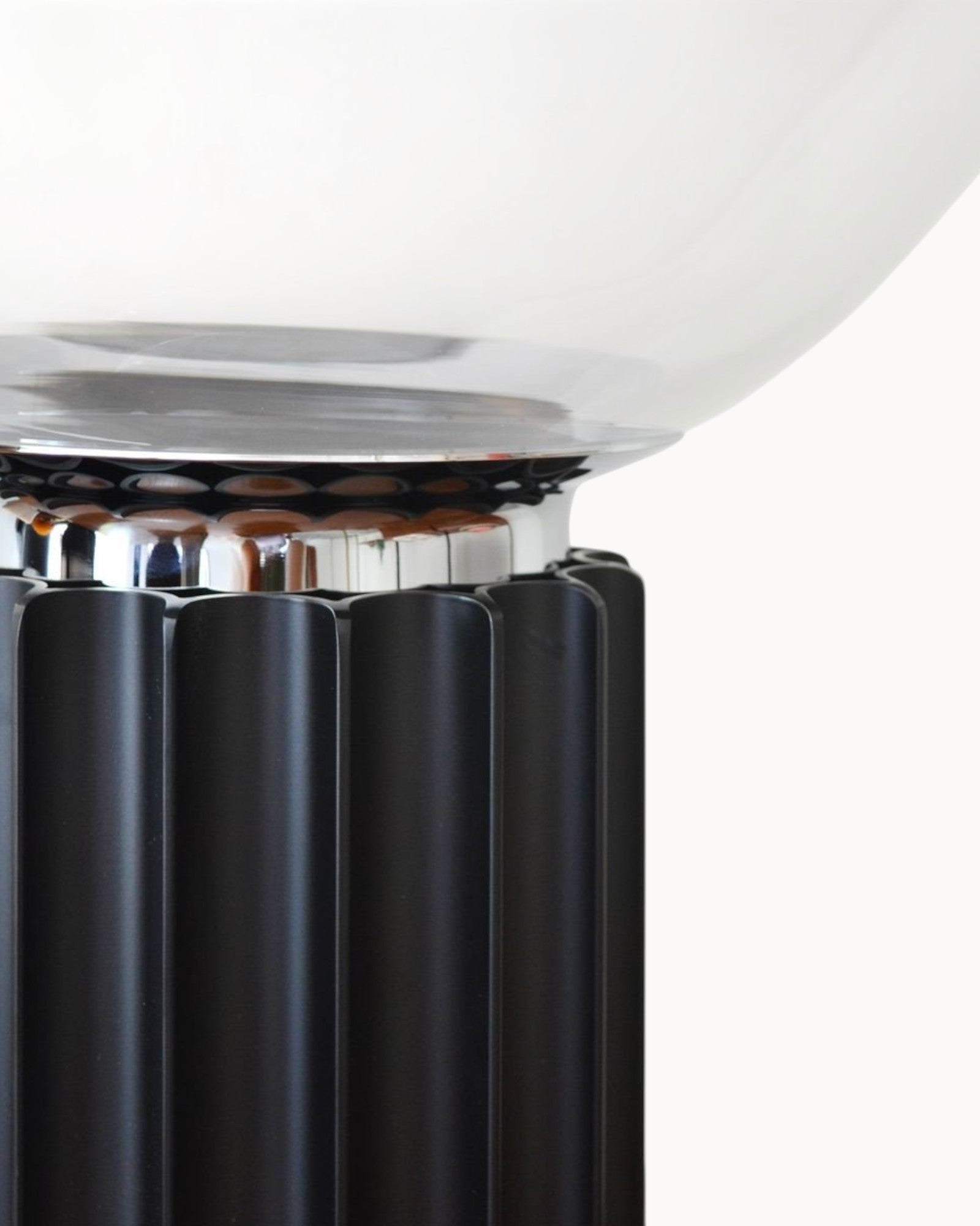 Art Deco Taccia bordlampe i sort, sølv eller bronze finish