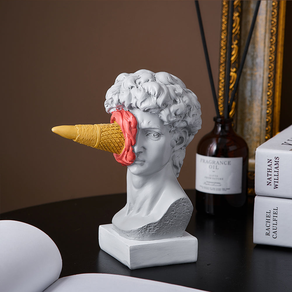 Moderne David-skulptur med isvaffeldekoration