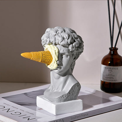Moderne David-skulptur med isvaffeldekoration