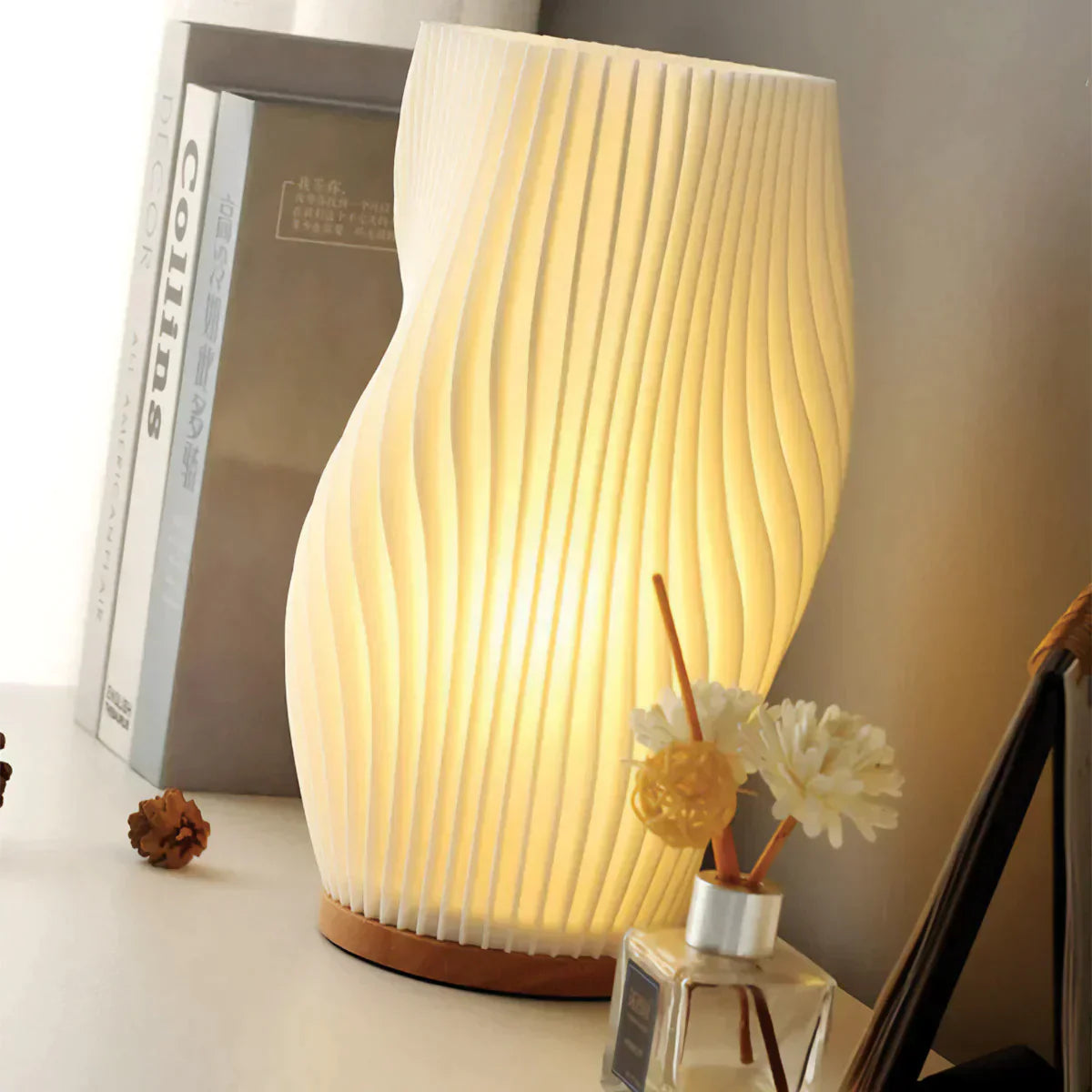 WaveLume | USB-Drevet & Elegant Bølge-Design Bordlampe