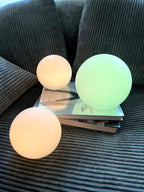Glødende Kuglelampe – Enkel & Stemningsfuld