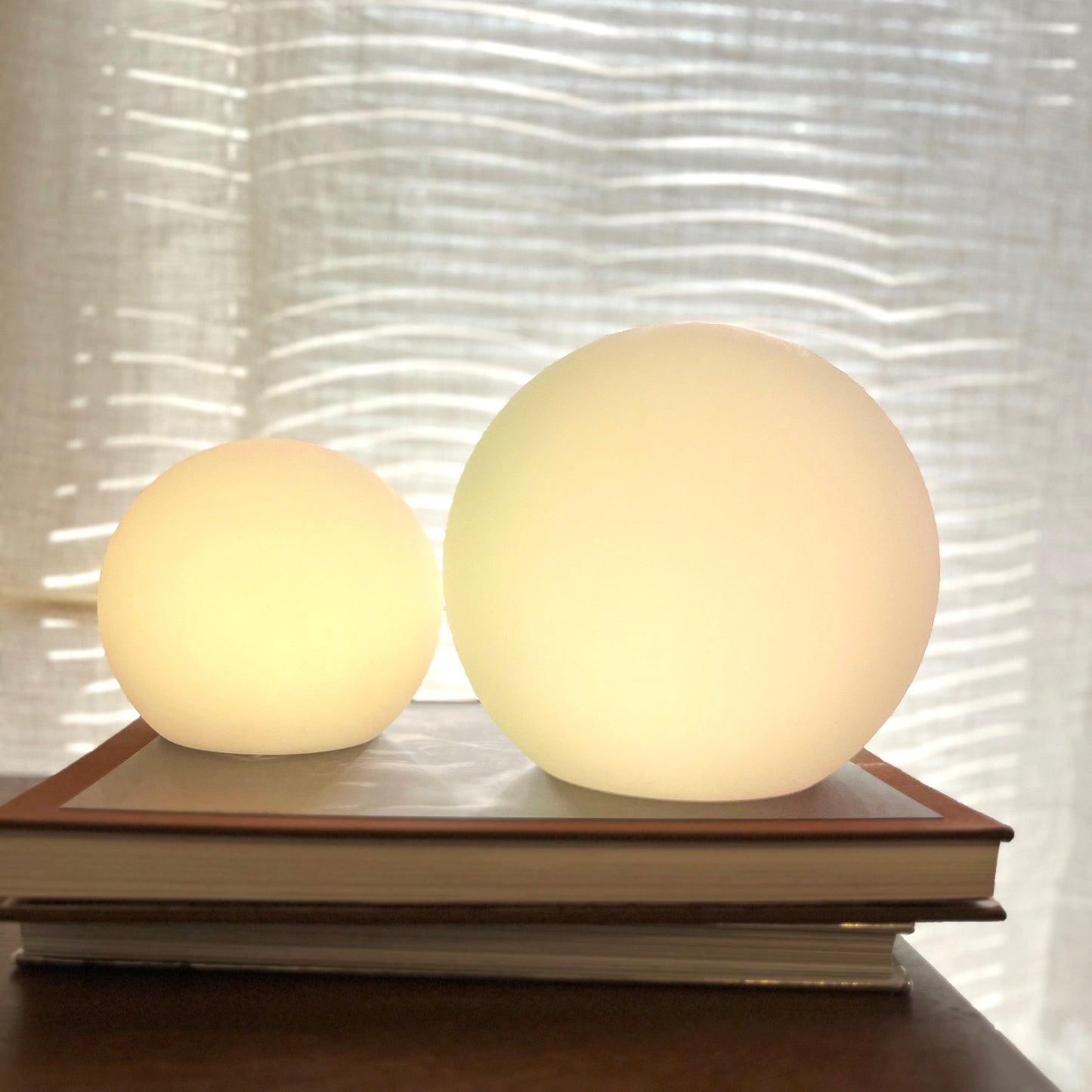 Glødende Kuglelampe – Enkel & Stemningsfuld