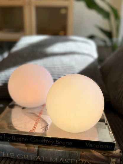 Glødende Kuglelampe – Enkel & Stemningsfuld