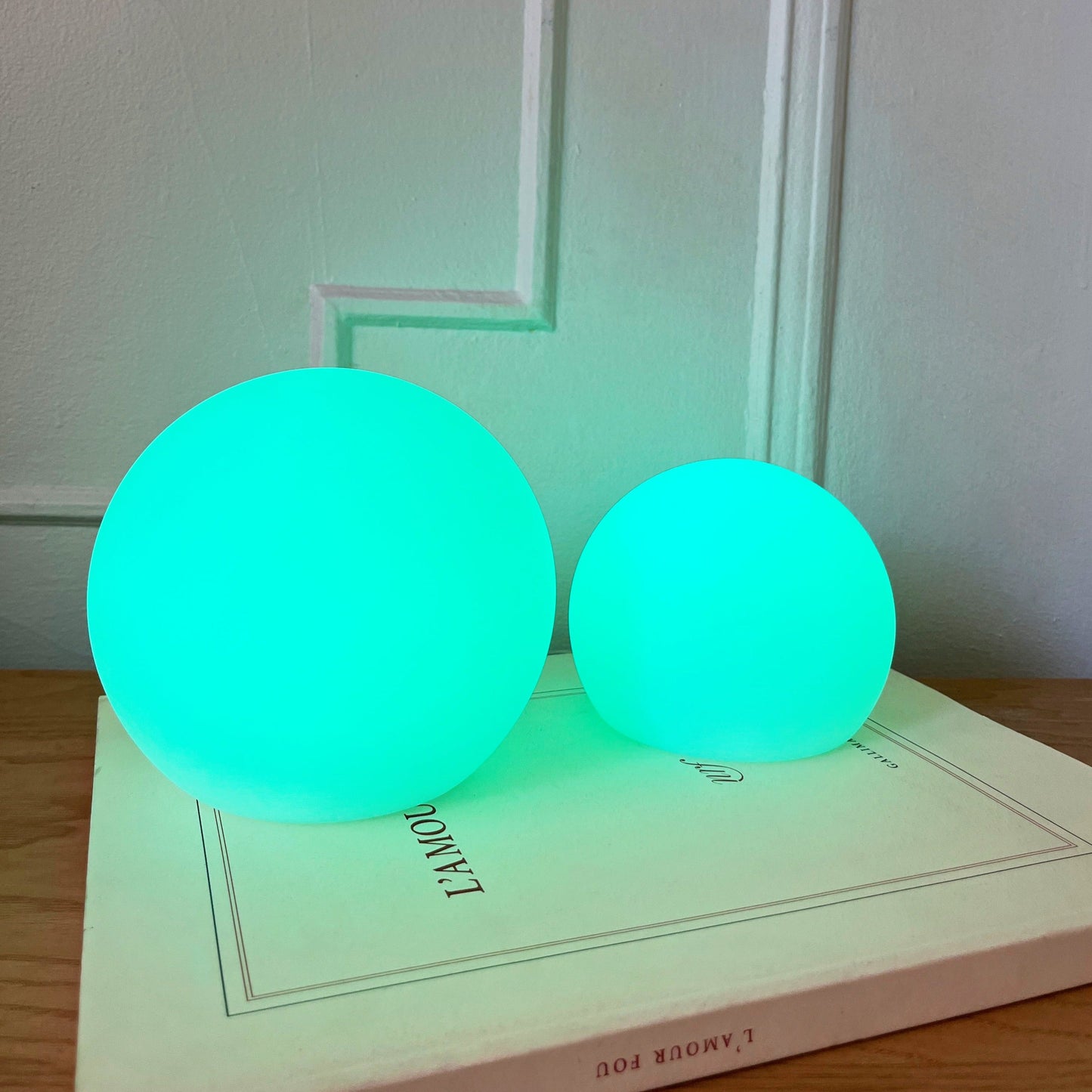 Glødende Kuglelampe – Enkel & Stemningsfuld
