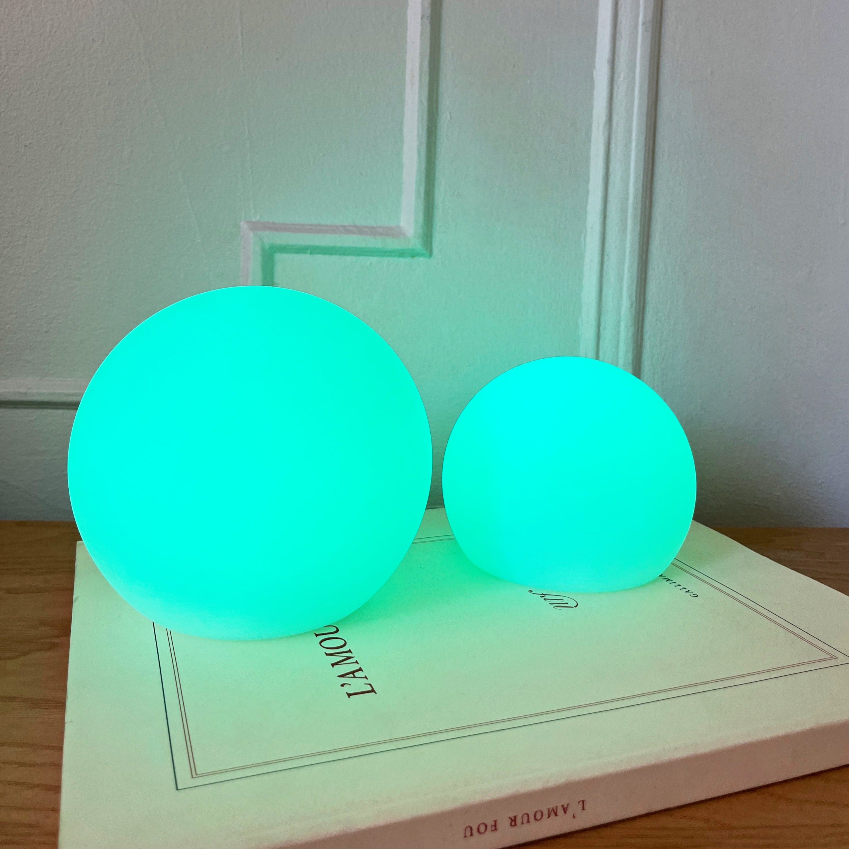 Glødende Kuglelampe – Enkel & Stemningsfuld