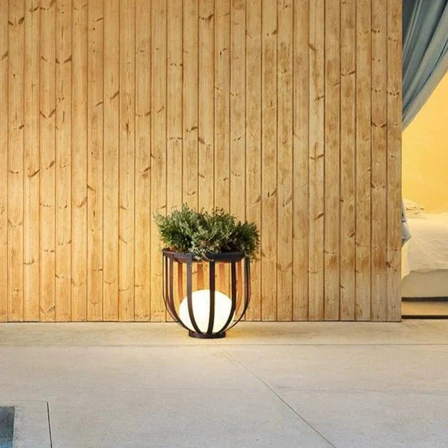 Stilfuld have lampe med integreret blomsterkasse