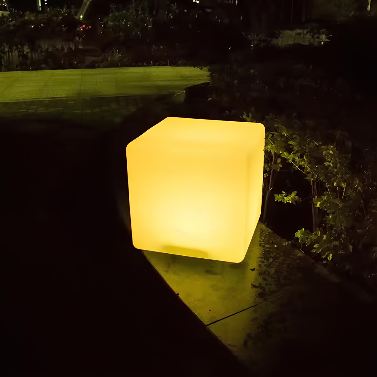 Stilfuld Kubus Have lampe til en Overraskende Udelivstemning