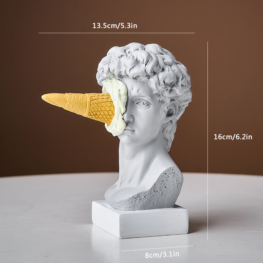 Moderne David-skulptur med isvaffeldekoration