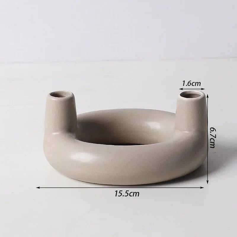 Minimalistisk skandinavisk lysestage i jern og glas