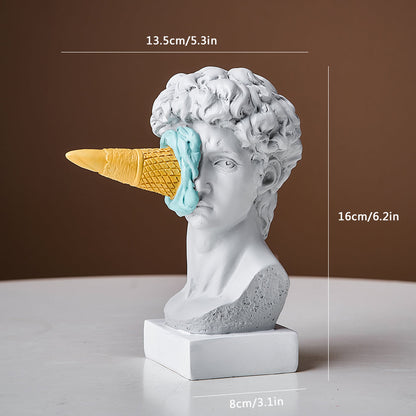 Moderne David-skulptur med isvaffeldekoration