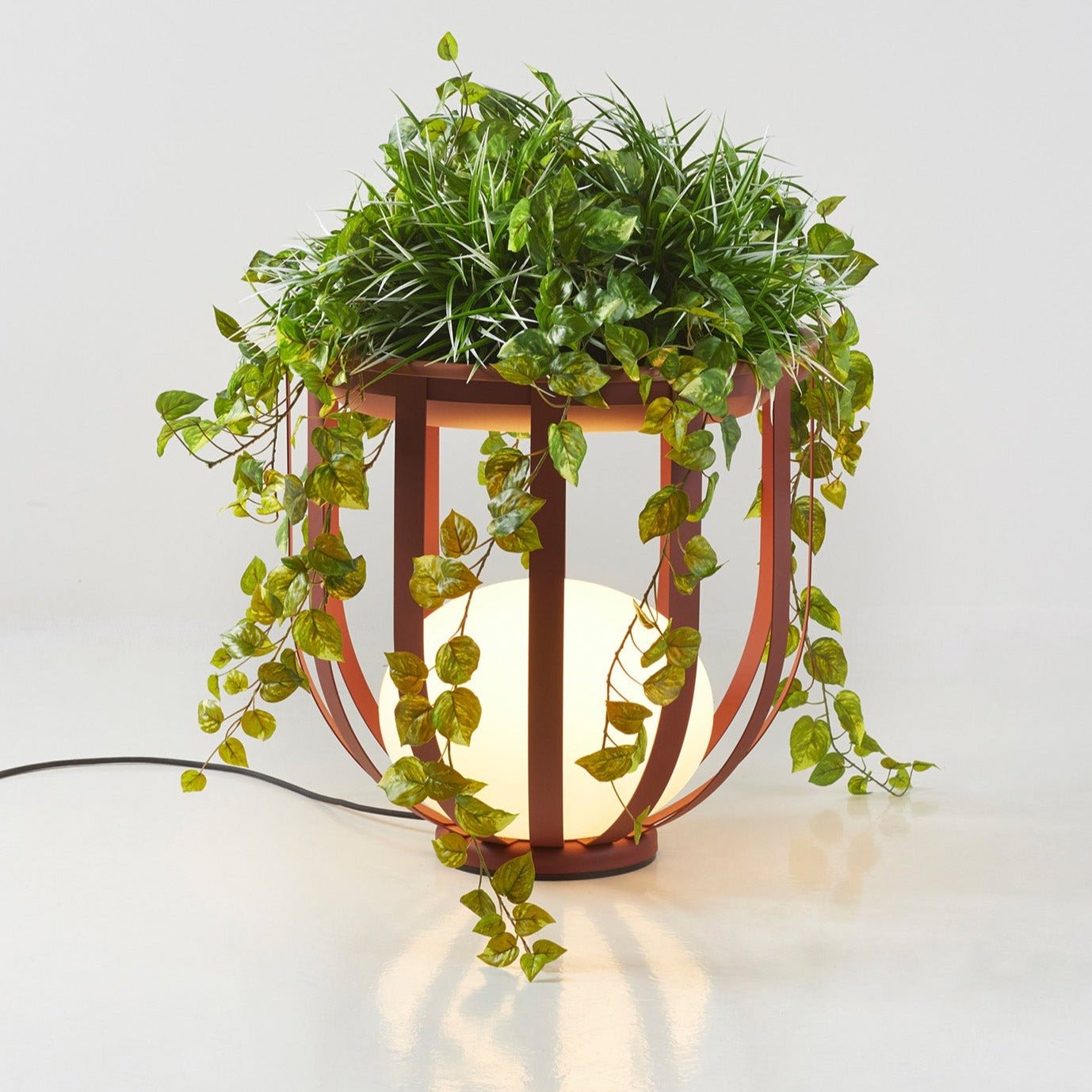 Stilfuld have lampe med integreret blomsterkasse