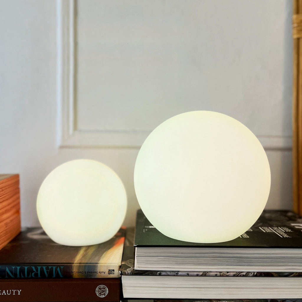 Glødende Kuglelampe – Enkel & Stemningsfuld