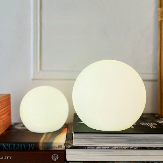 Glødende Kuglelampe – Enkel & Stemningsfuld